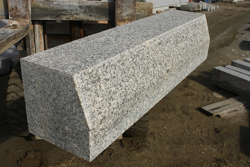 Opornik granitowy występujący w postaci surowo-łupanej