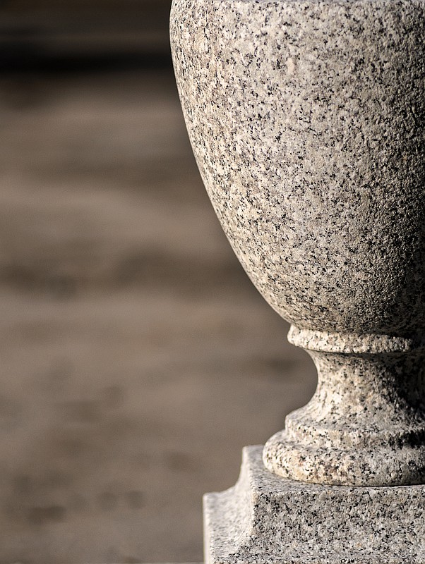 Granitowy wazon do ogrodu