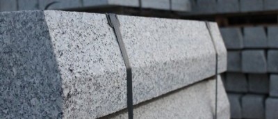Krawężnik drogowy z granitu