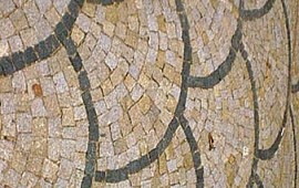 Kostka z granitu ułożona we wzór muszli