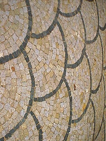 Kostka z granitu ułożona we wzór muszli