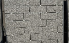 Boniówka granitowa 12x30 cm – ekspozycja produktu, gładka powierzchnia cięta, układ rzędowy