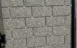 Boniówka granitowa 15x30 cm – ekspozycja produktu, gładka powierzchnia cięta, układ rzędowy