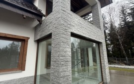 Realizacja boniówki granitowej 15x30 cm – narożnik domu góralskiego, kolumna i taras z granitu, widok z boku