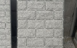 Boniówka granitowa 20x40 cm – ekspozycja produktu, okładzina elewacyjna z granitu, faktura łupana