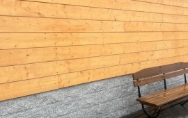 Realizacja boniówki granitowej 20x40 cm – podmurówka pod drewnianą elewacją budynku, połączenie granitu z drewnem