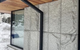 Boniówka granitowa 50x100 cm – realizacja na nowoczesnym domu, duże płyty granitowe na elewacji, drewniany dach