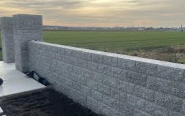 Realizacja ogrodzenia z boniówki granitowej 15x30 cm – murek z słupkiem przy nowej posesji, widok perspektywiczny