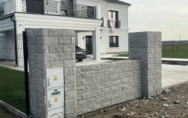 Realizacja ogrodzenia z boniówki granitowej 15x30 cm – murek z słupkami bramowymi przy domu w stylu klasycznym