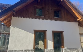 Realizacja boniówki granitowej 15x30 cm – cokół domu jednorodzinnego, boniówka na przyziemiu, górna część w tynku