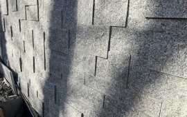 Detal kamienia elewacyjnego granitowego 3D – zbliżenie na wypukłą fakturę płyt