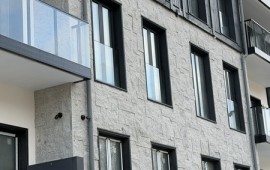Elewacja granitowa 3D na budynku wielorodzinnym – pełna fasada z kamieniem naturalnym, nowoczesna architektura